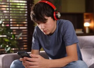 il 75% dei giovani tra 18 e 34 anni soffre di acufeni e l’80% fatica a seguire conversazioni in ambienti rumorosi