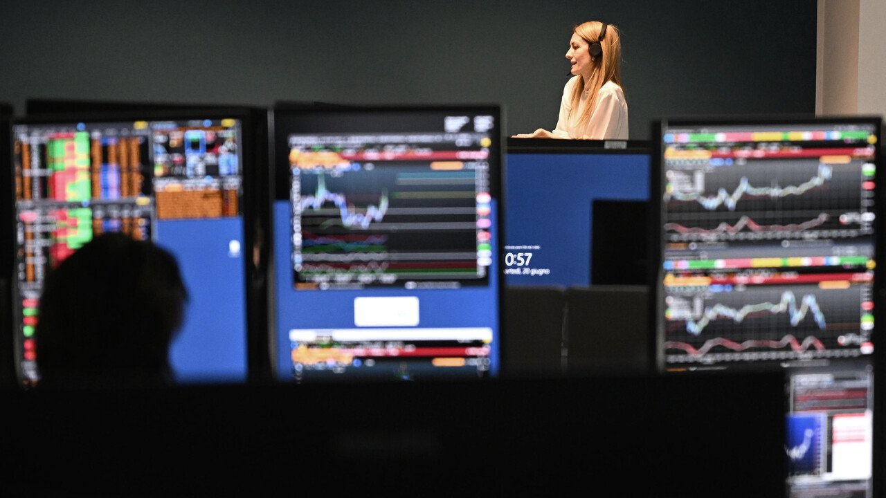 Borsa: Milano chiude fiacca con l'Europa, giù Avio e Tim