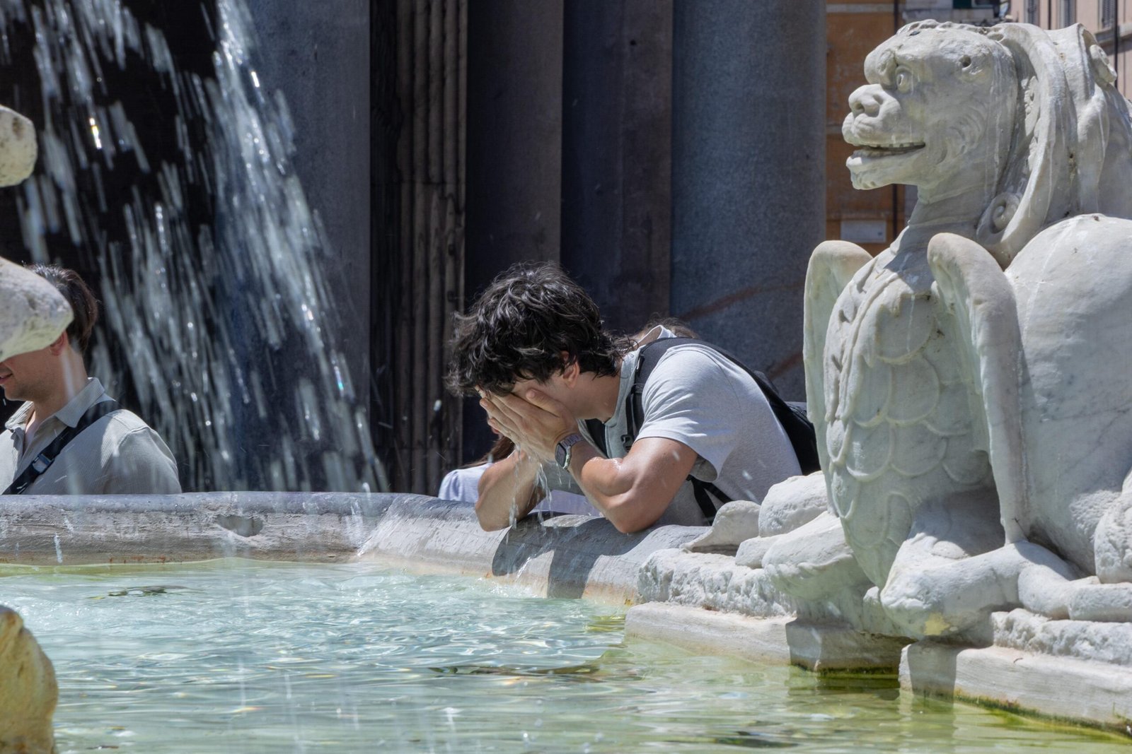 Caldo senza sosta: 7 città bollino rosso, domani saranno 15