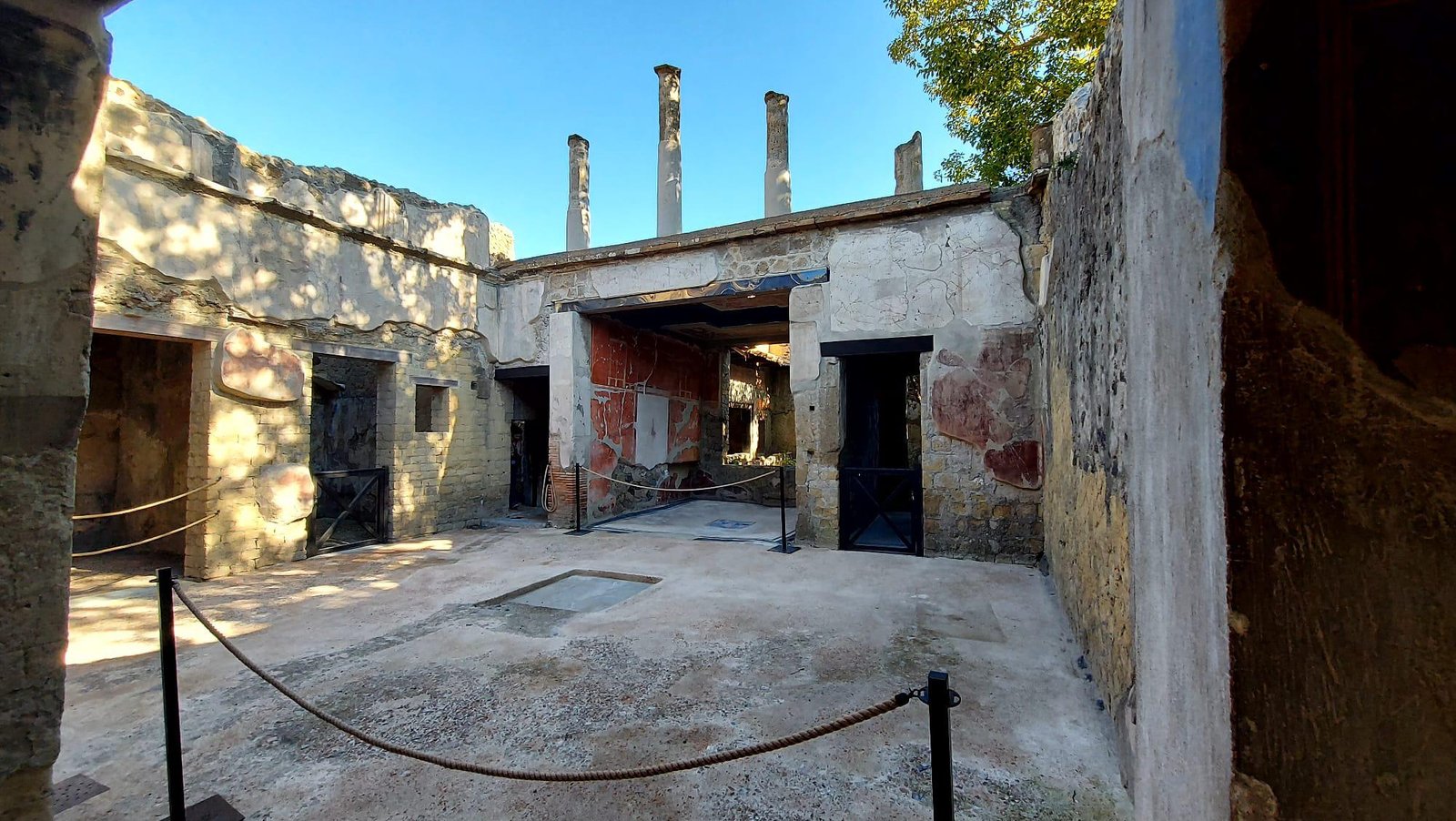 Dopo trent'anni riapre a Ercolano la Casa del Mobilio Carbonizzato Dopo trent'anni riapre a Ercolano la Casa del Mobilio Carbonizzato