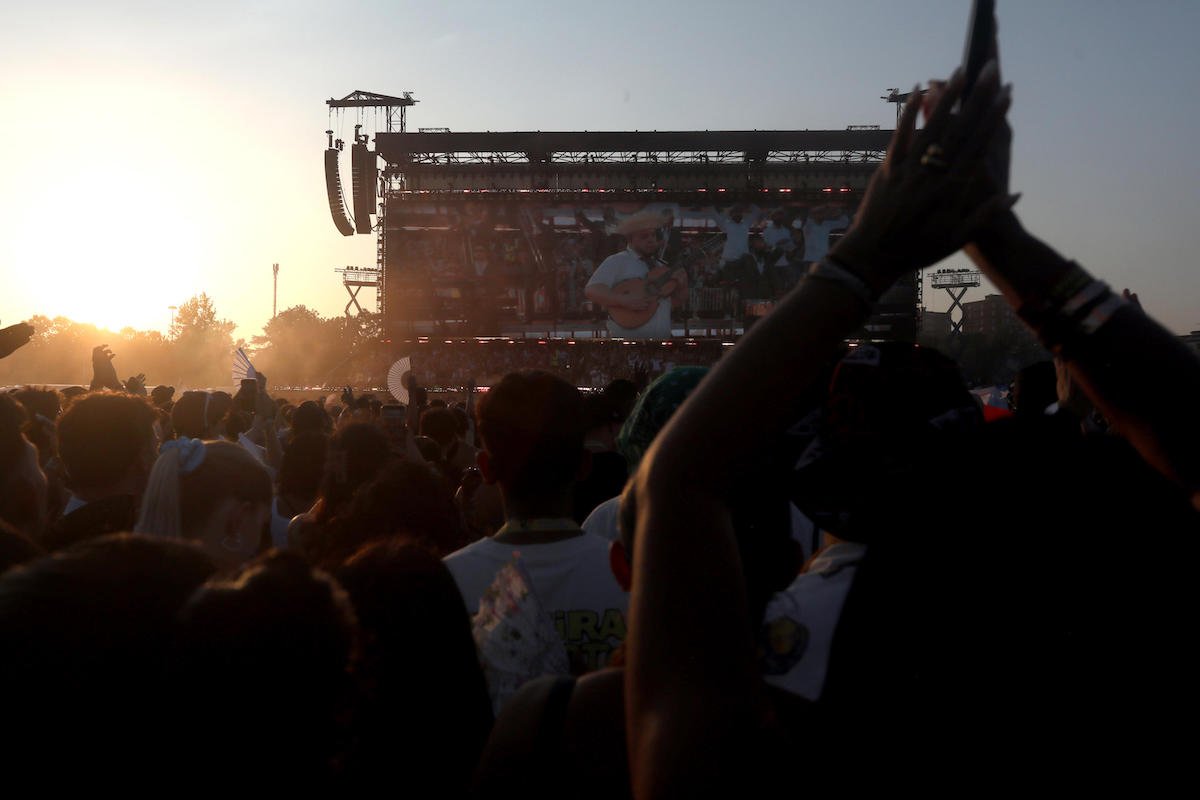 I video della grandine e dei disagi al concerto di Bad Bunny a Milano