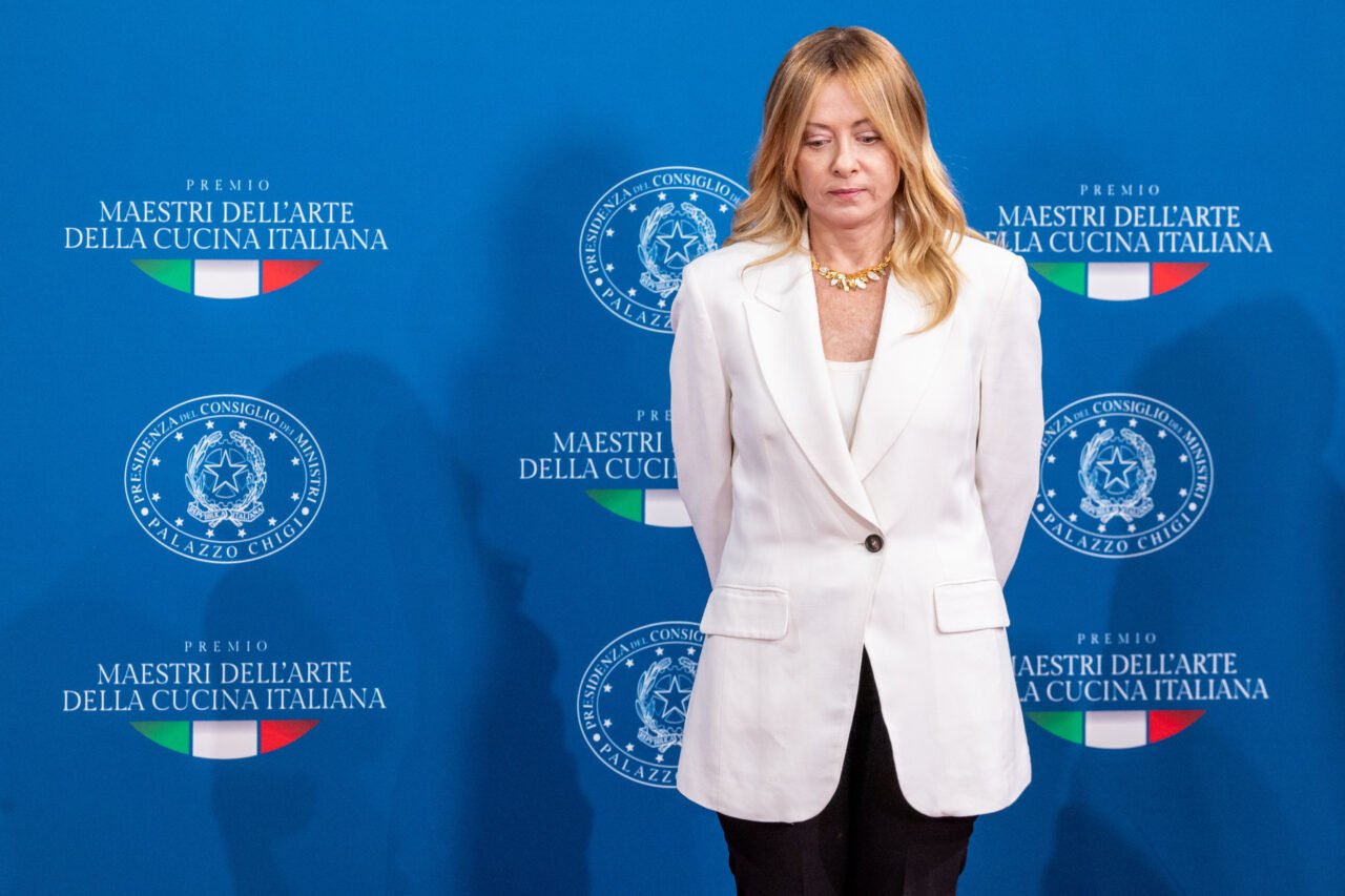 In aula Meloni va dove la porta il cuore, cioè da Vannacci