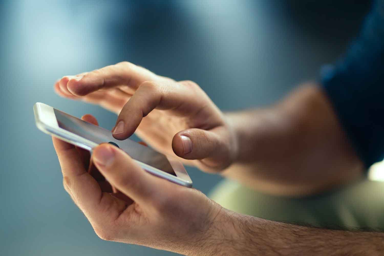 No, il tuo telefono non ha bisogno di ascoltarti per bombardarti di pubblicità, la verità è ancora più sottile (e inquietante)