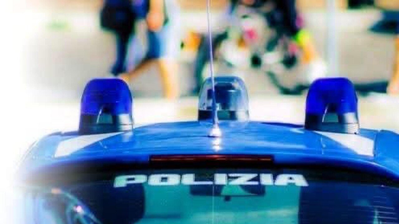 Un uomo ammanettato muore durante un intervento della polizia a Bologna