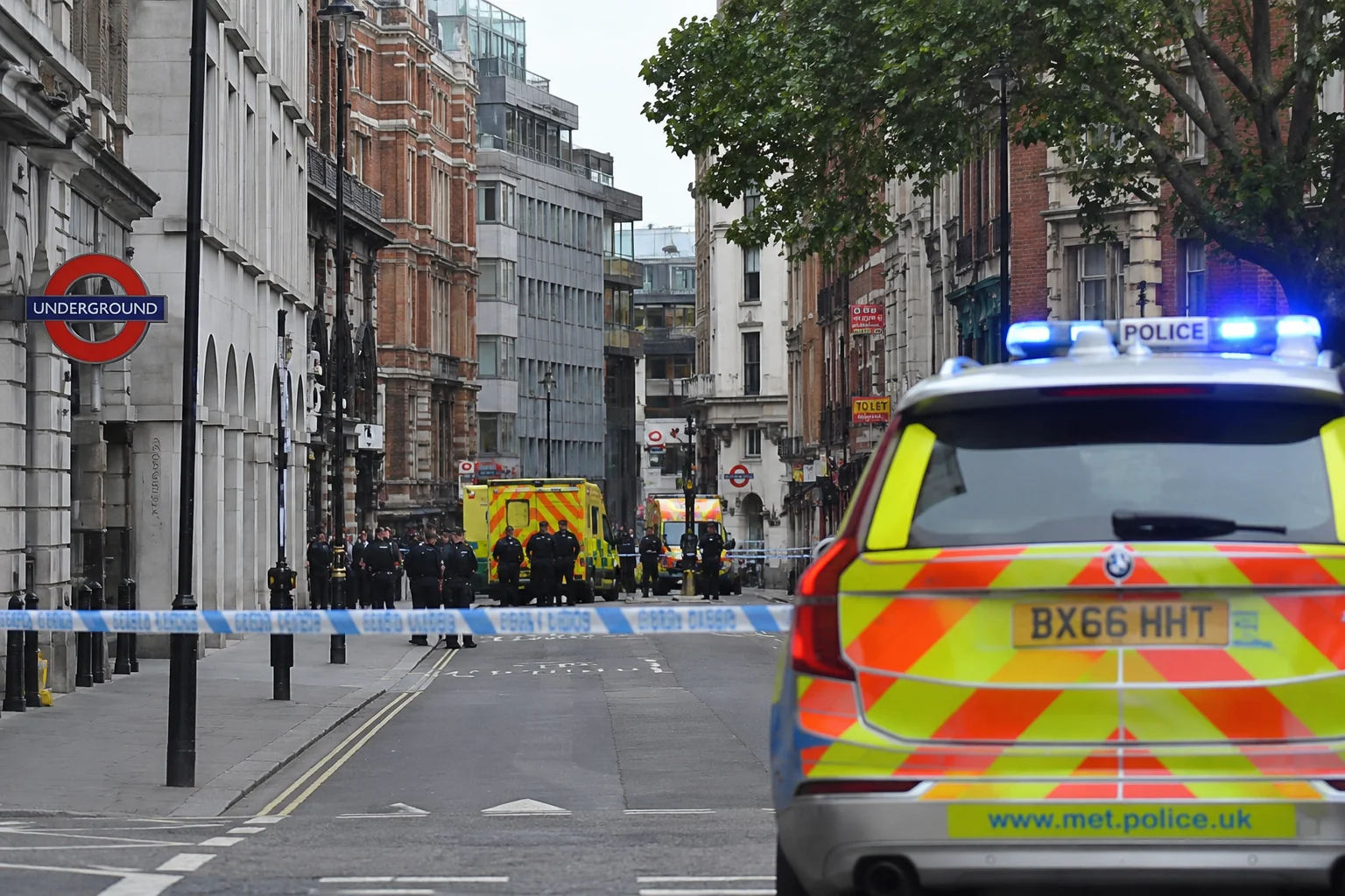 Quattro uomini accoltellati nel pieno centro di Londra, una donna arrestata