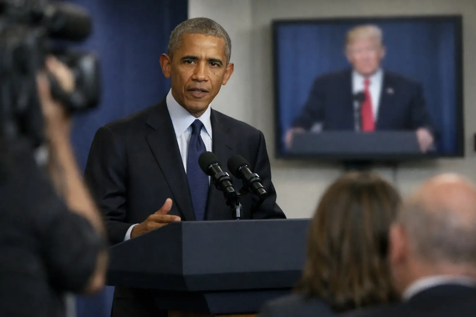 Obama attacca Trump: “Washington ha bisogno di serietà, non di reality show”