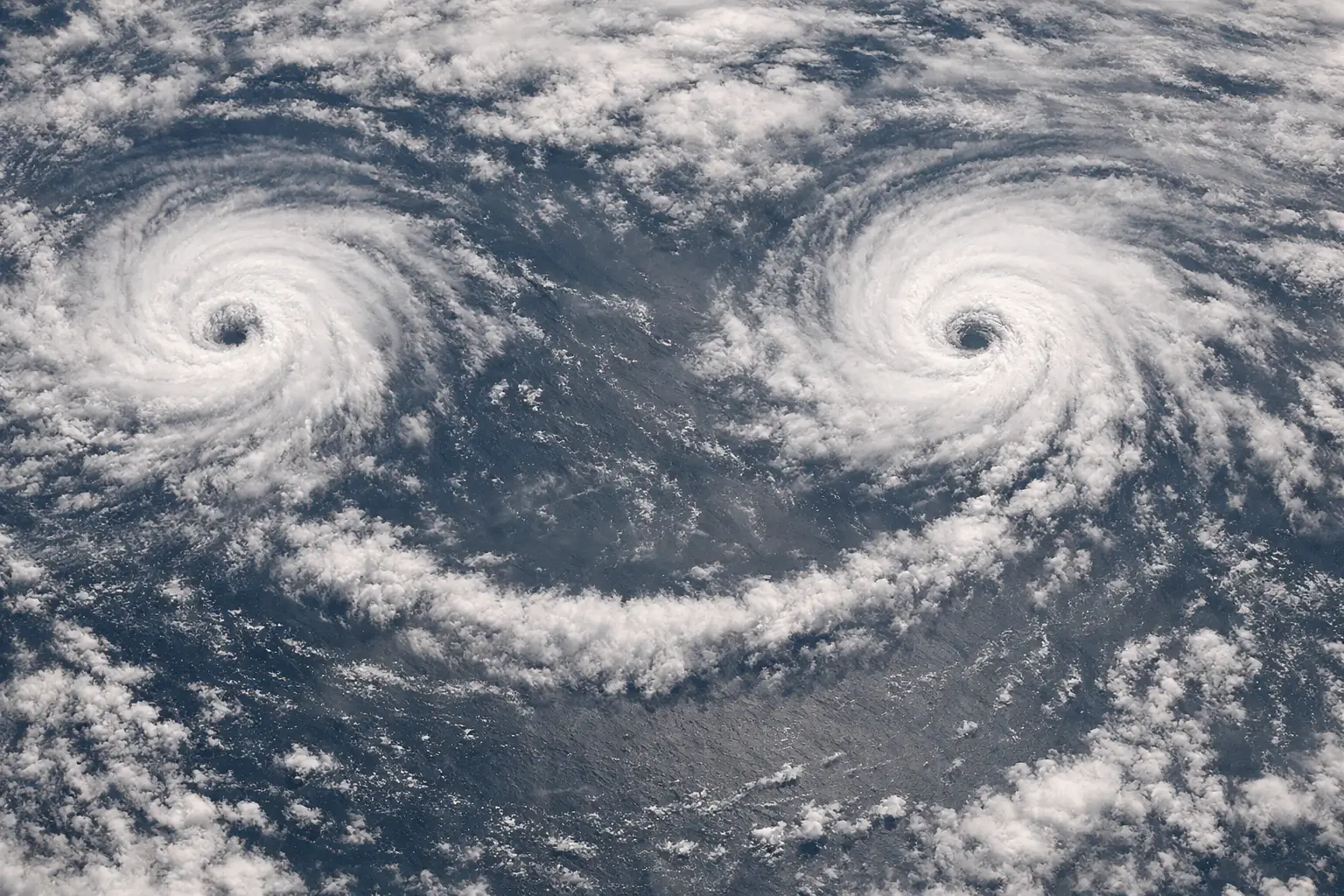 Il volto tra le nuvole: quando due uragani sorrisero sulle Hawaii